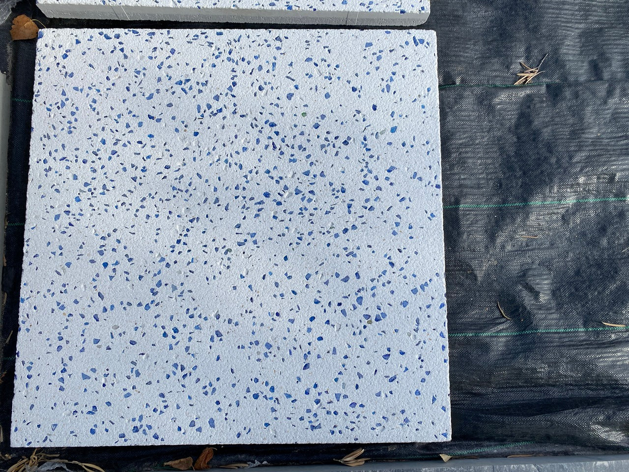 Losa Blanca Cristal Azul | 75x75x5 cm. | Palet 23 piezas