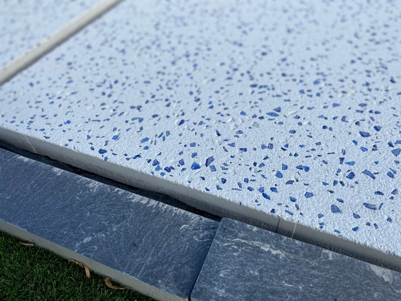 Losa Blanca Cristal Azul | 75x75x5 cm. | Palet 23 piezas